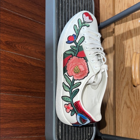 Gucci White Sneakers with Floral Embroidery - Picture 6 of 6